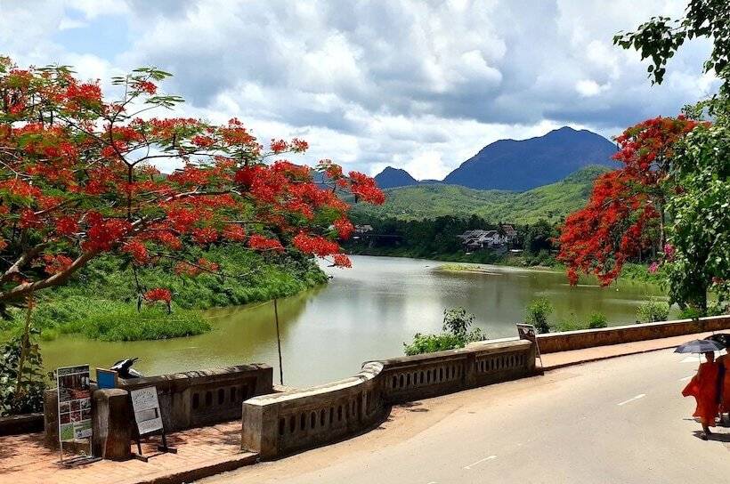 هتل Saynamkhan River View