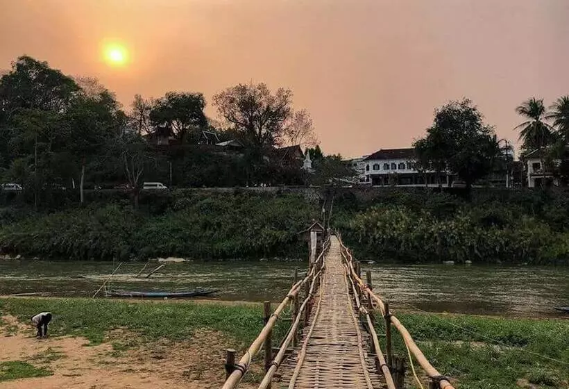 هتل Saynamkhan River View