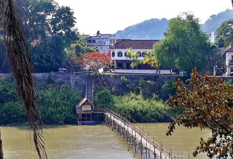 هتل Saynamkhan River View