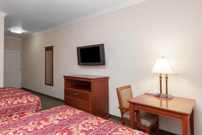 호텔 Howard Johnson By Wyndham Bakersfield