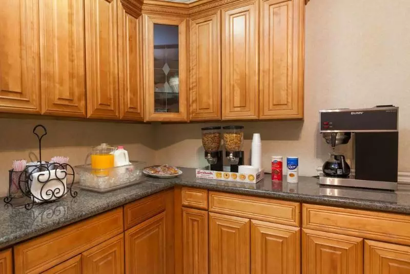 호텔 Howard Johnson By Wyndham Bakersfield