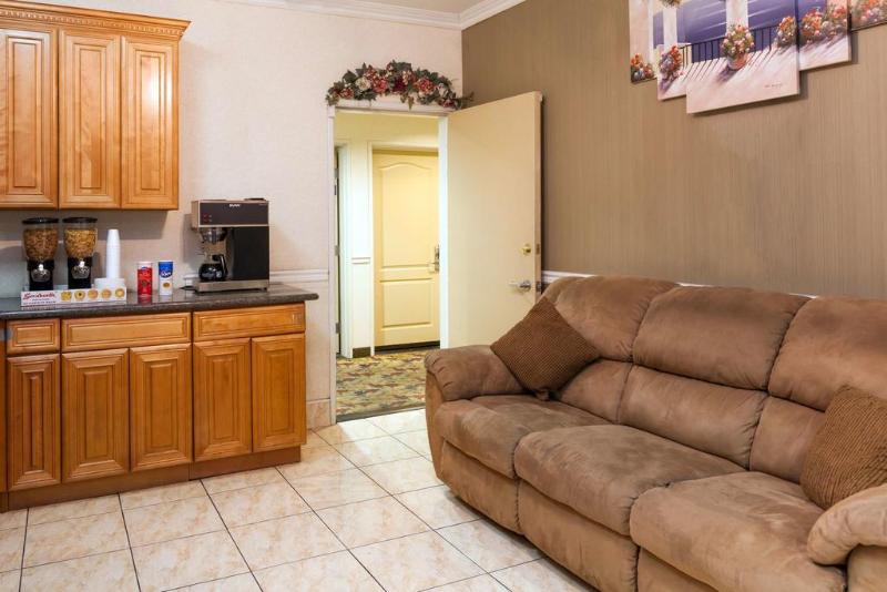 호텔 Howard Johnson By Wyndham Bakersfield