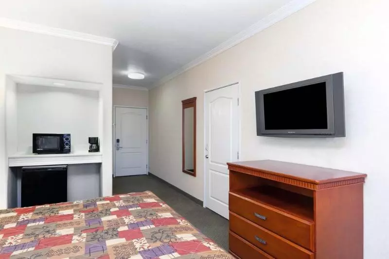 호텔 Howard Johnson By Wyndham Bakersfield