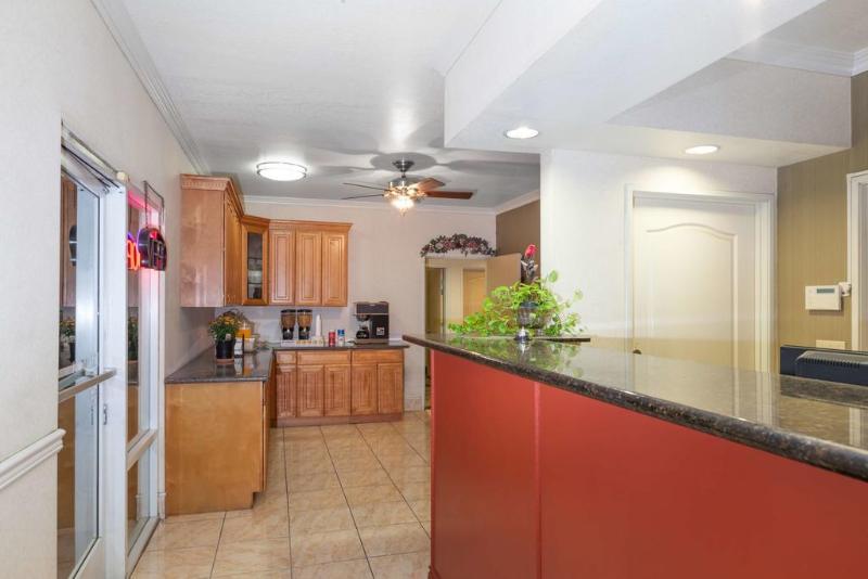 호텔 Howard Johnson By Wyndham Bakersfield