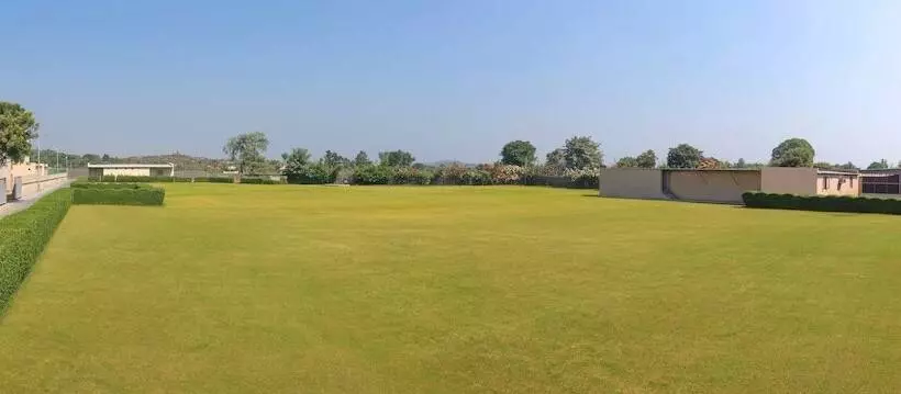 酒店 Orchha Palace And Convention Centre