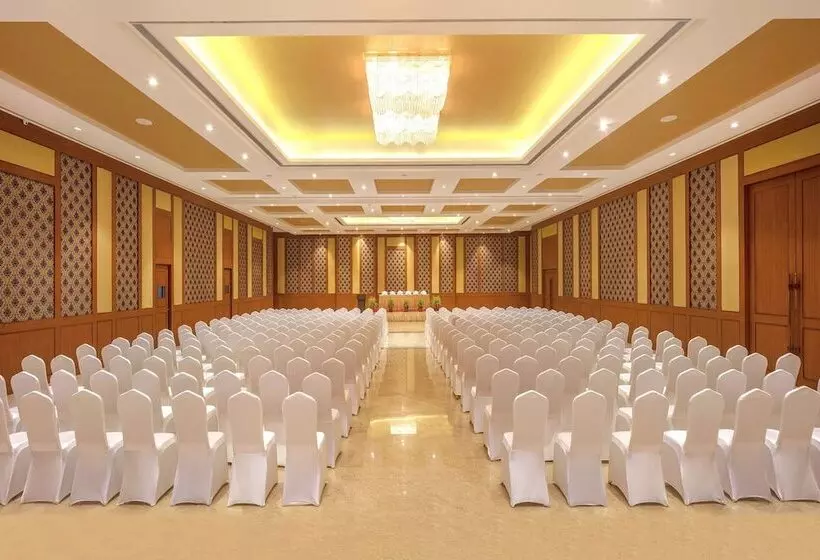 酒店 Orchha Palace And Convention Centre