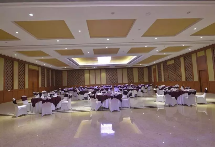 酒店 Orchha Palace And Convention Centre