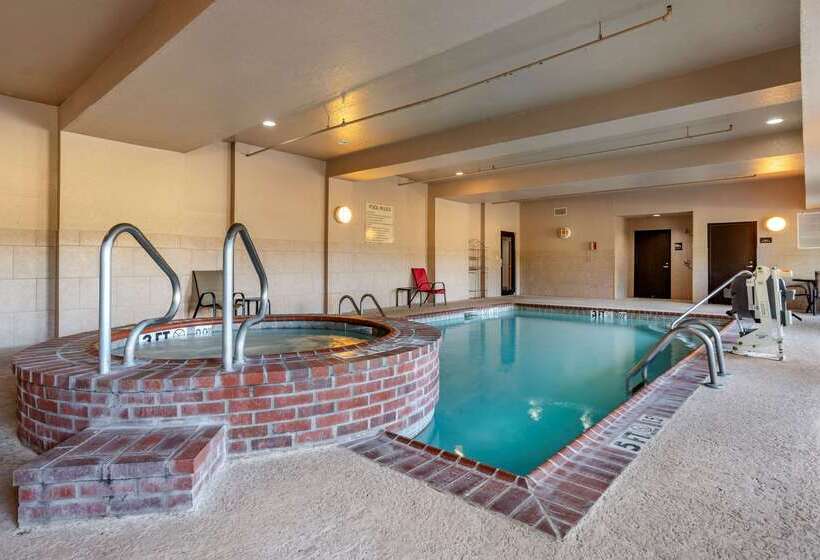 هتل Comfort Inn & Suites