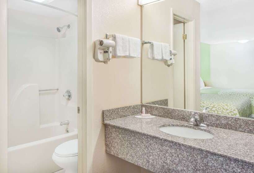 בית מלון כפרי Days Inn By Wyndham Calvert City Paducah East