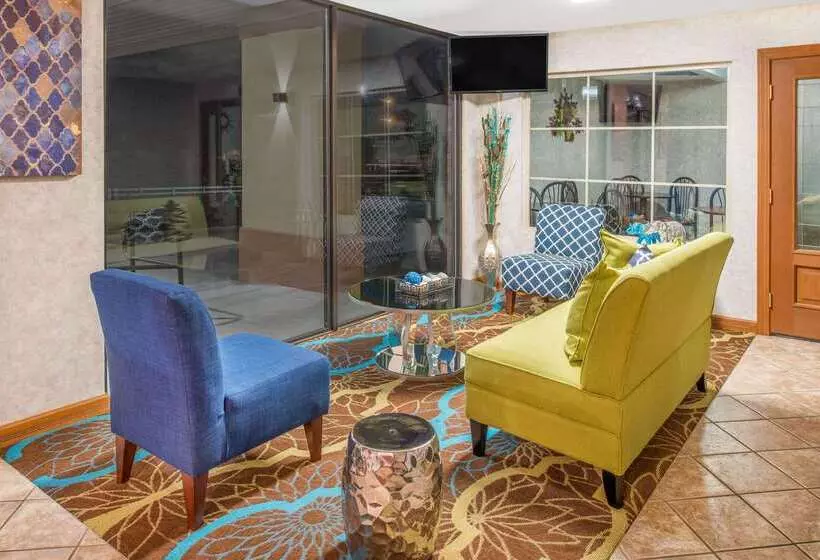 Hotelli Days Inn By Wyndham Calvert City   Paducah East