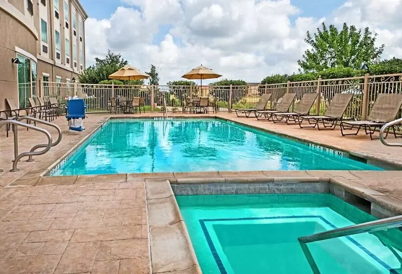 Отель Holiday Inn Express & Suites Cotulla, An Ihg
