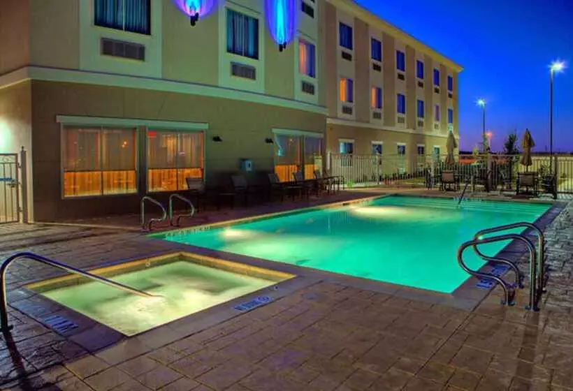 Отель Holiday Inn Express & Suites Cotulla, An Ihg