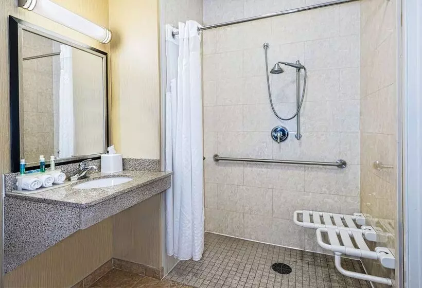 Отель Holiday Inn Express & Suites Cotulla, An Ihg