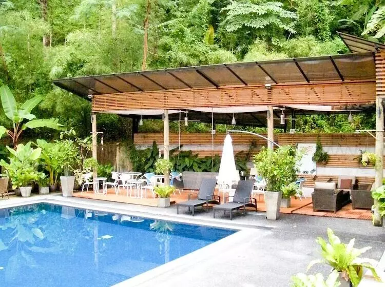 בית מלון כפרי The Trees Club Resort