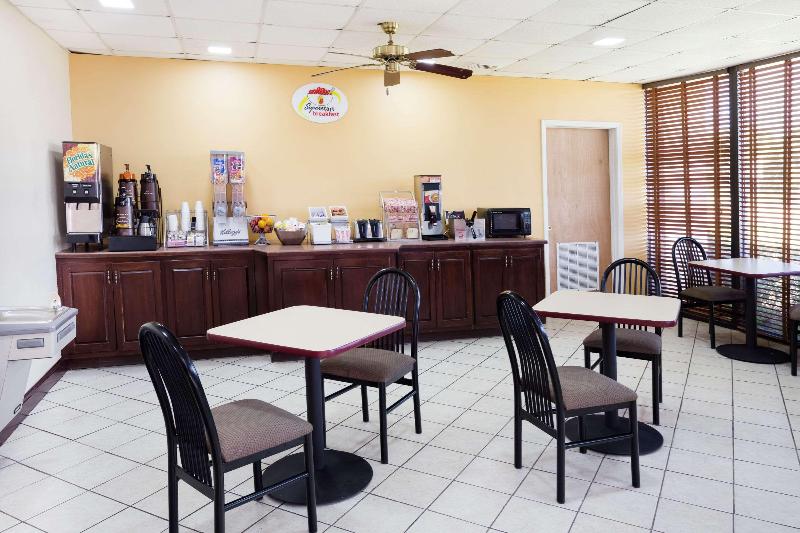 Отель Super 8 By Wyndham Indianola