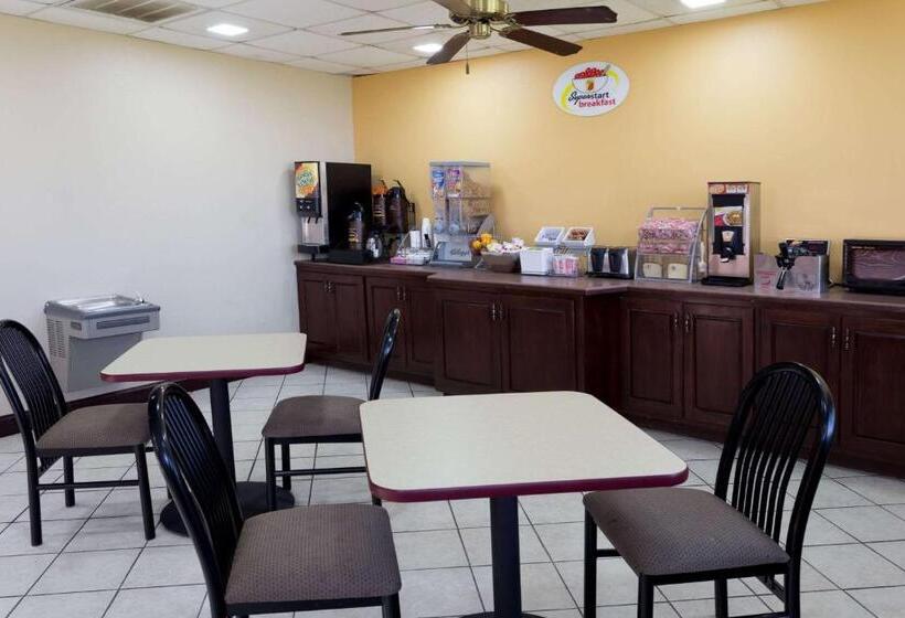 Отель Super 8 By Wyndham Indianola