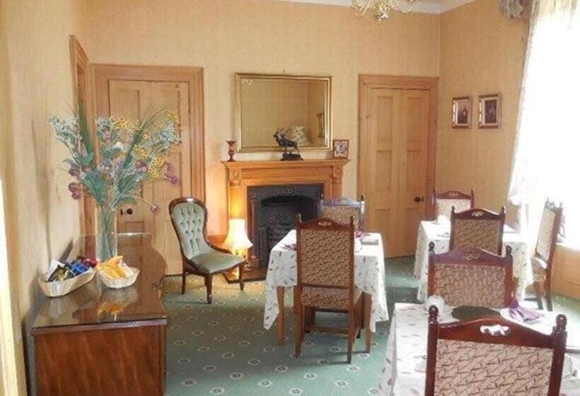 בית מלון כפרי Butlers Guest House