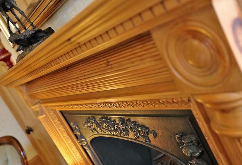 בית מלון כפרי Butlers Guest House