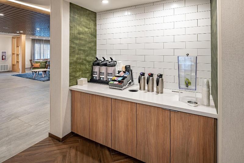 Отель Comfort Suites Near Northeast Mall