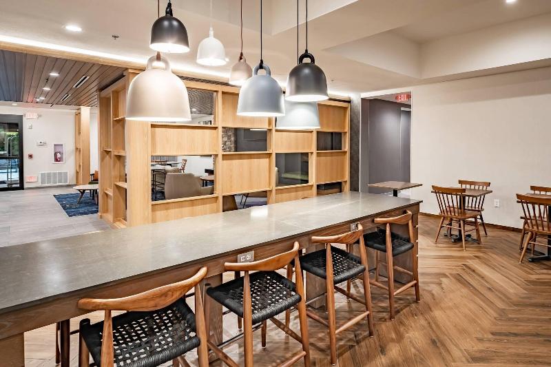 Отель Comfort Suites Near Northeast Mall