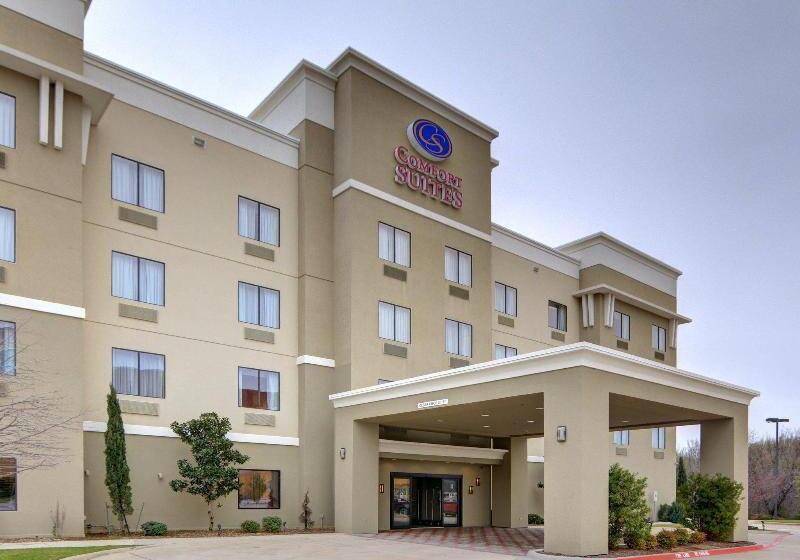 Отель Comfort Suites Near Northeast Mall