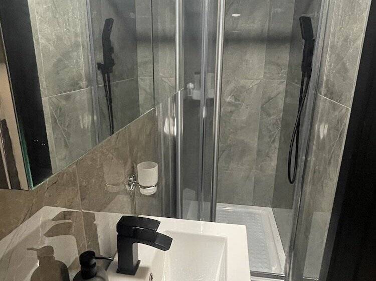 فندق Da Vinci Guest House Gatwick