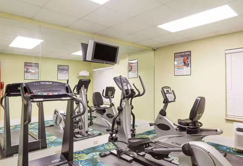 Hotel Days Inn & Suites By Wyndham Savannah North I95