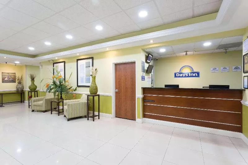 Hotel Days Inn & Suites By Wyndham Savannah North I95