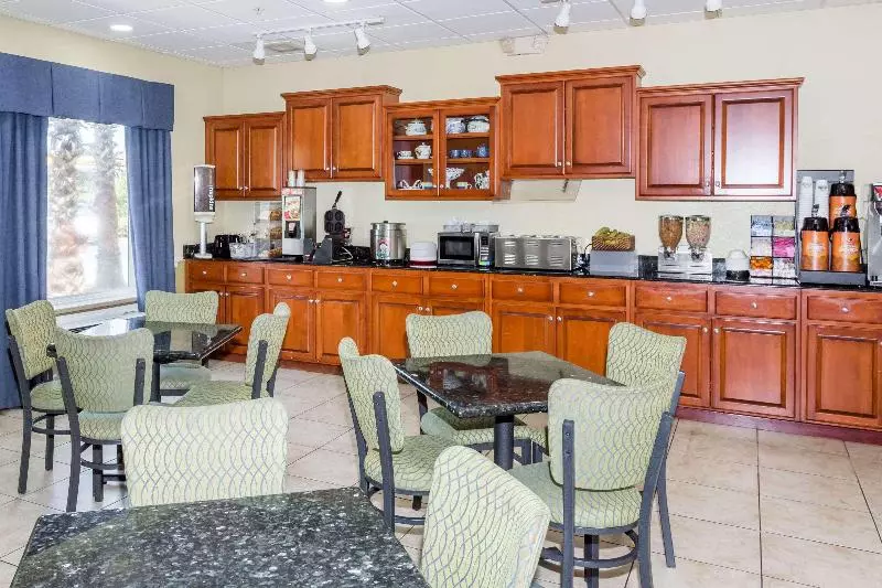 Hotel Days Inn & Suites By Wyndham Savannah North I95