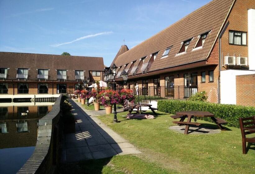 فندق Lakeside International