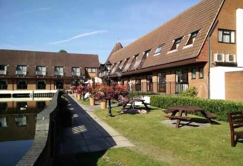 Отель Lakeside International