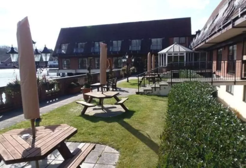 Отель Lakeside International