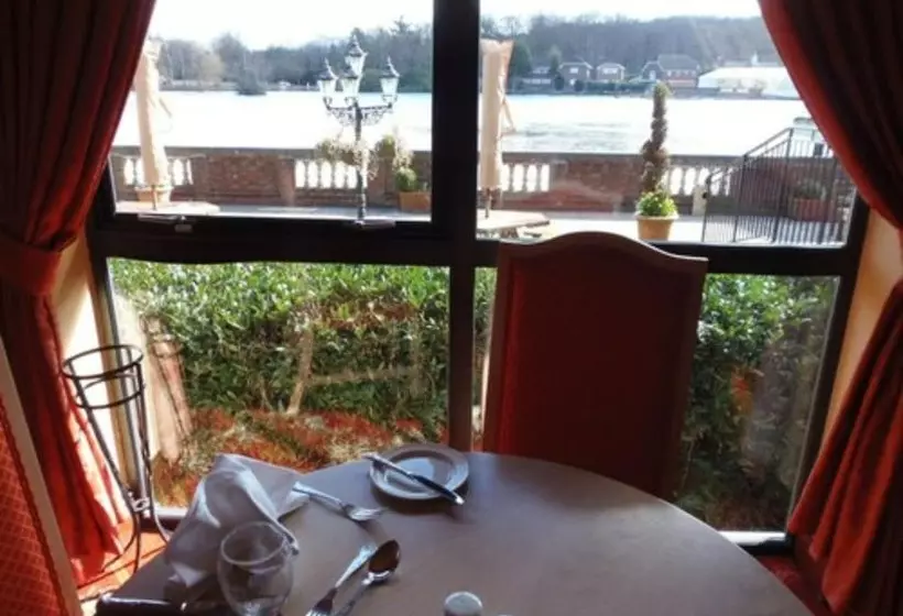 Отель Lakeside International