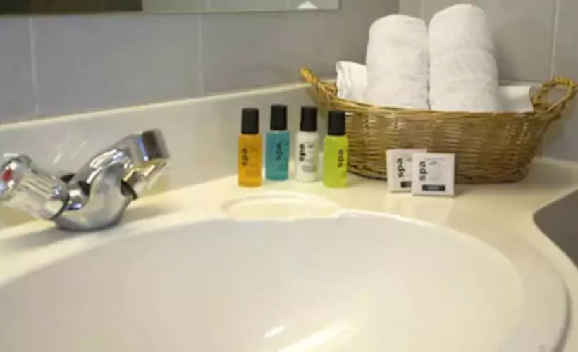 Отель Lakeside International