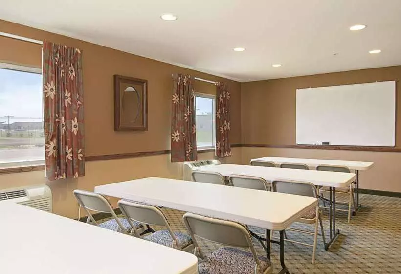 فندق Super 8 By Wyndham Topeka At Forbes Landing