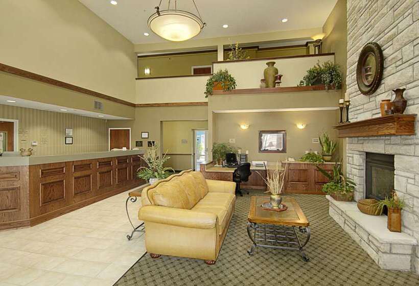 فندق Super 8 By Wyndham Topeka At Forbes Landing