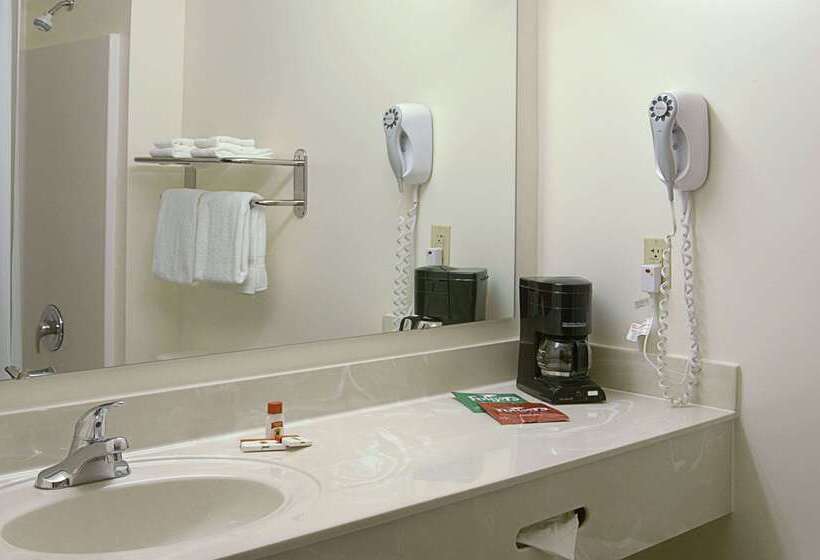 فندق Super 8 By Wyndham Topeka At Forbes Landing