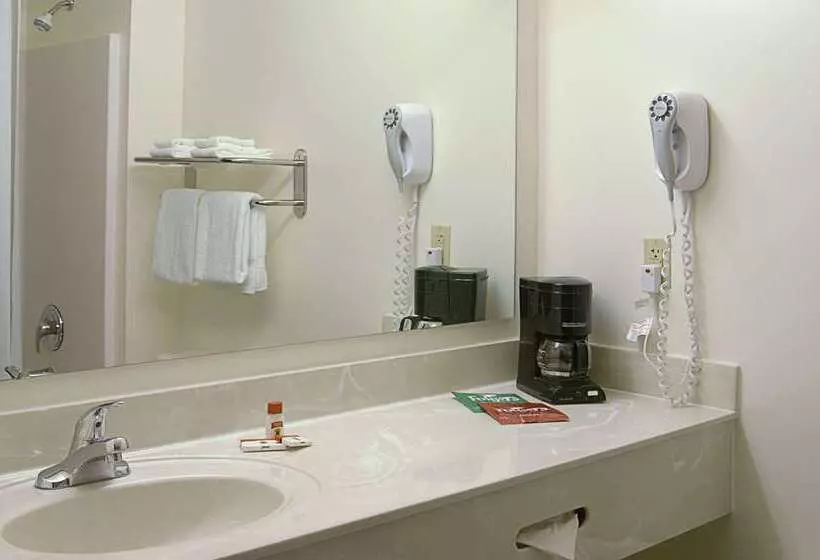 فندق Super 8 By Wyndham Topeka At Forbes Landing