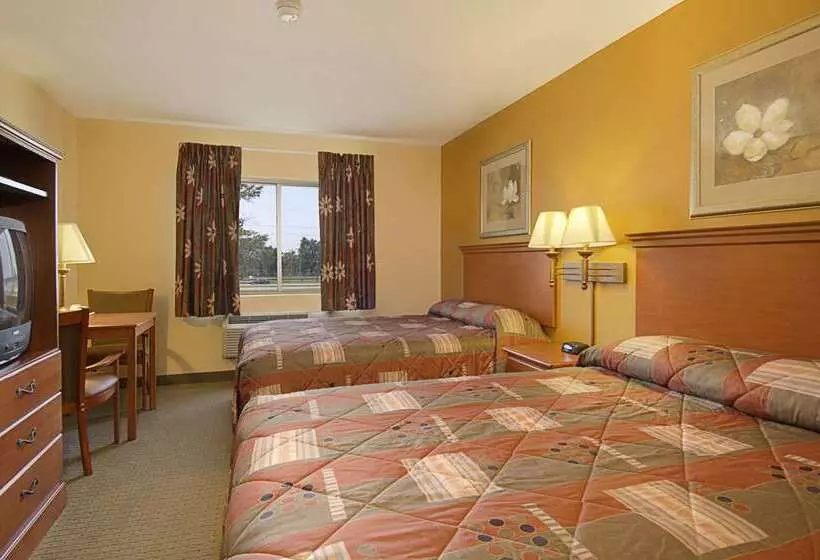 فندق Super 8 By Wyndham Topeka At Forbes Landing