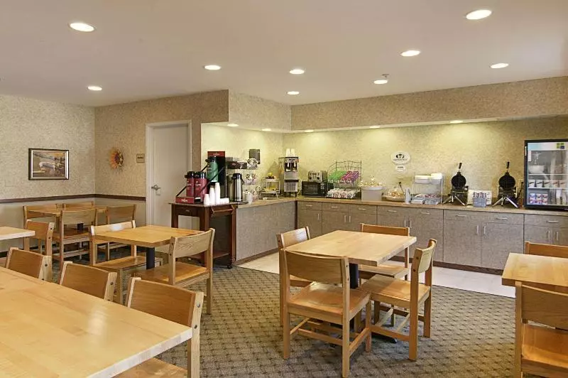 فندق Super 8 By Wyndham Topeka At Forbes Landing