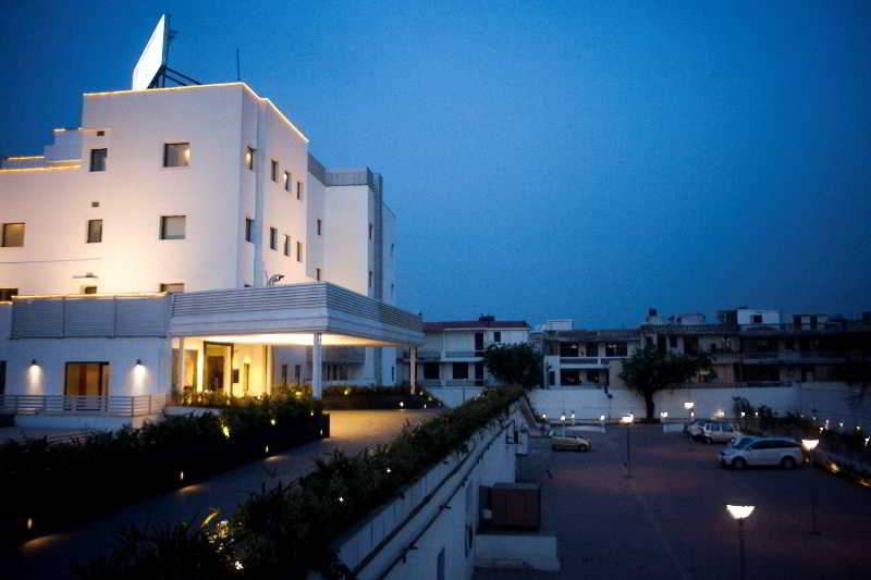 בית מלון כפרי Vibe By The Lalit Traveller