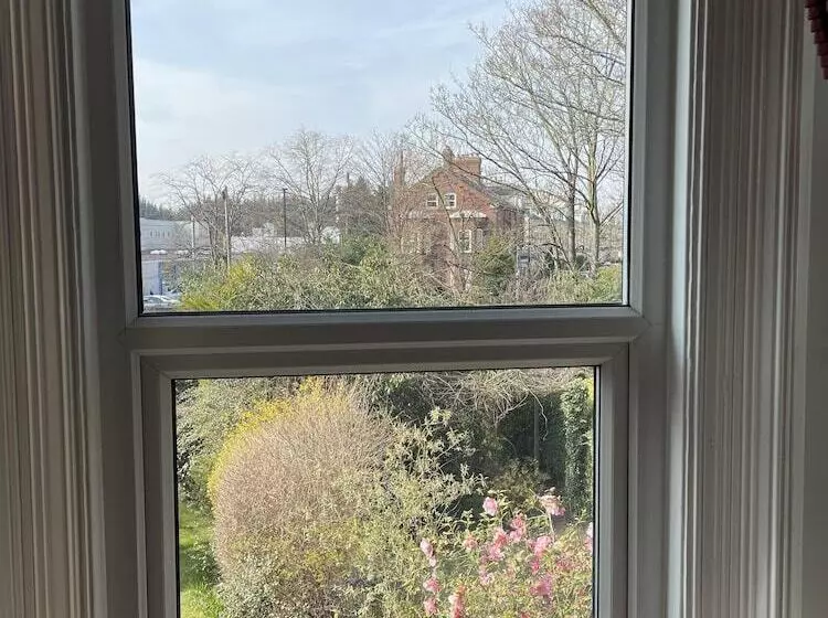 住宿加早餐 Diamonds Lodge Near York Hospital