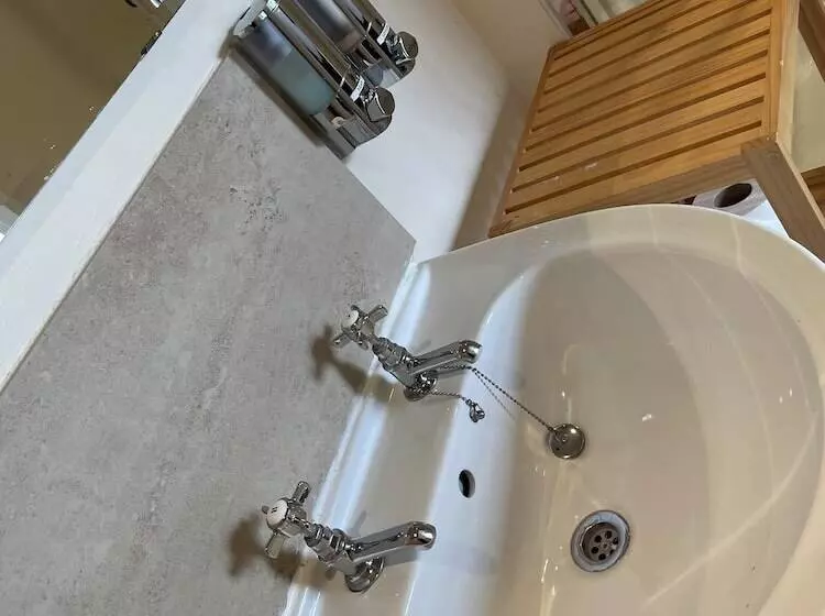 住宿加早餐 Diamonds Lodge Near York Hospital