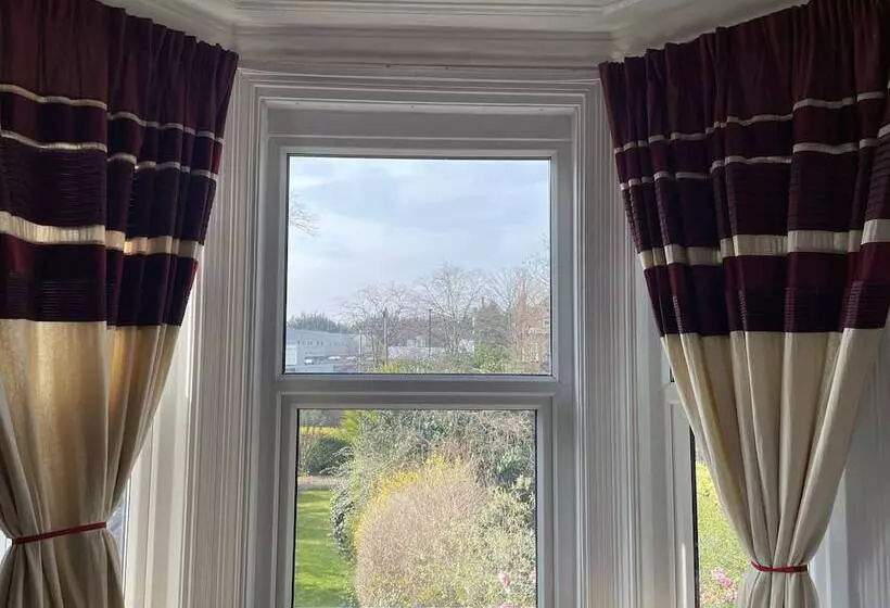 住宿加早餐 Diamonds Lodge Near York Hospital