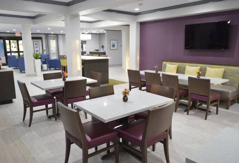 فندق Best Western Town Center Inn