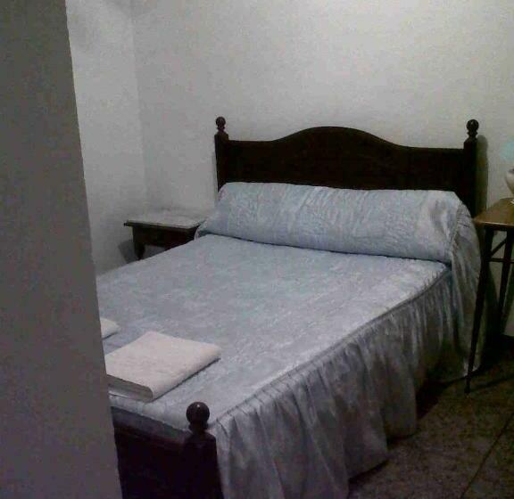 Отель Hostal Medina