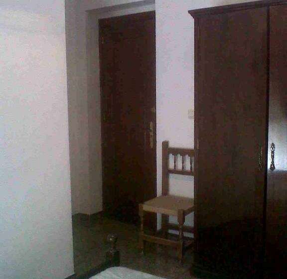 Отель Hostal Medina