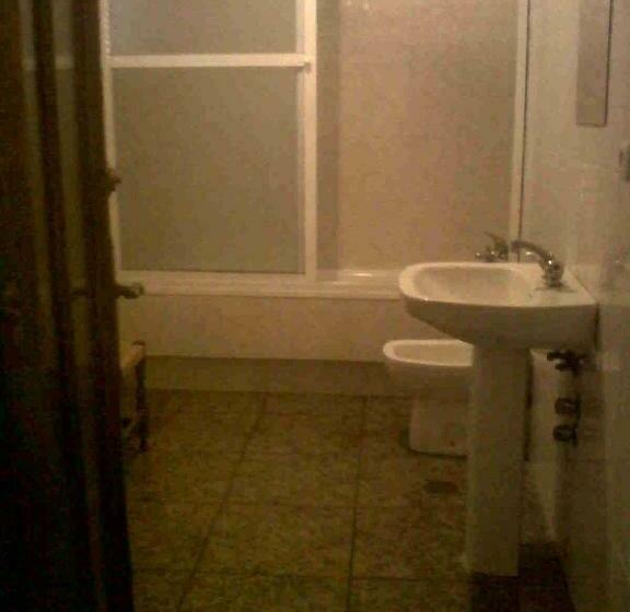 Отель Hostal Medina