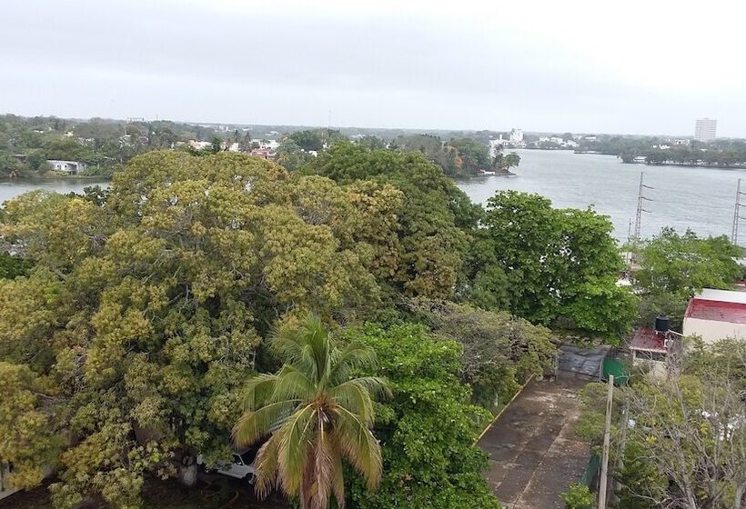 Отель & Suites Real Del Lago