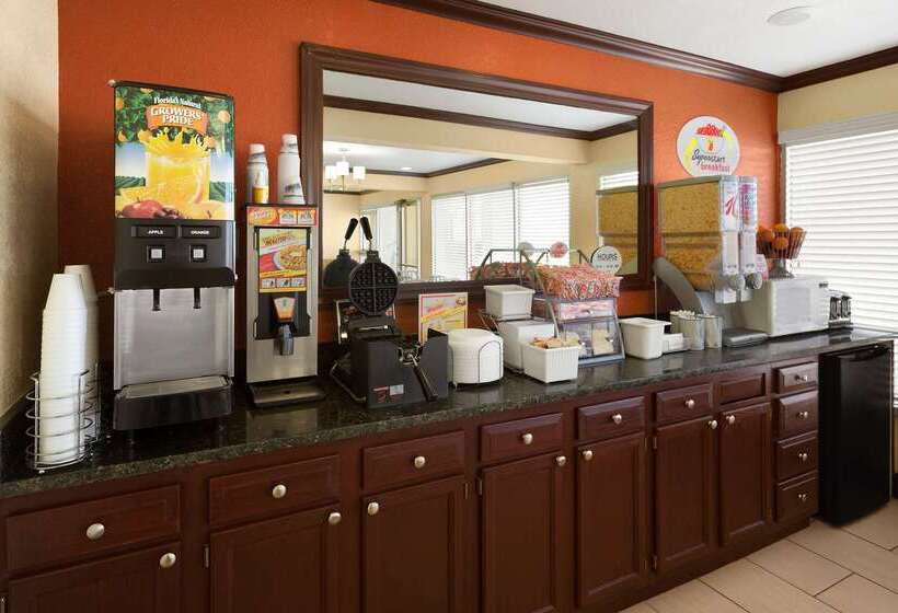 בית מלון כפרי Super 8 By Wyndham Woodward